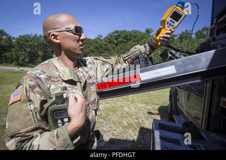 Membre de l'équipe d'enquête de l'armée américaine le s.. Nicky Lam, 21 armes de Destruction-Civil Équipe de soutien (21e ADM-CST), New Jersey, sélectionne la Garde nationale et le rayonnement de l'équipement d'identification chimique pendant une armée au Nord une formation obligatoire à l'évaluation de compétence Naval Weapons Station Earle, Colts Neck, N.J., le 12 juin 2018. Le 21e-ADM TCPS appuie les autorités civiles lors de désastres naturels ou causés par l'homme en identifiant les substances chimiques, biologiques, radiologiques et nucléaires, ainsi que d'évaluer les conséquences, sur les mesures de riposte, conseille et aide à demander les forces de suivi. (Nouveau Je Banque D'Images