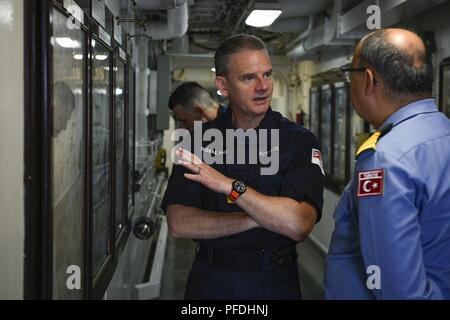 Mer Baltique (12 juin 2018) Arrière Adm. Guy Robinson, OBE, Royal Navy, commandant adjoint de la Marine, frappant et soutenir des forces de l'OTAN, se réunit avec le capitaine Turc Serhat Demir, commandant, à bord de la frégate de classe Gabya Gediz TCG (F495) le 12 juin, lors de l'exercice Baltic Operations (BALTOPS) 2018. Le premier ministre est BALTOPS maritime annuel-exercice ciblé dans la région de la Baltique et l'un des plus importants exercices dans le Nord de l'Europe améliorer la flexibilité et l'interopérabilité entre les pays alliés et partenaires des Nations unies. Banque D'Images