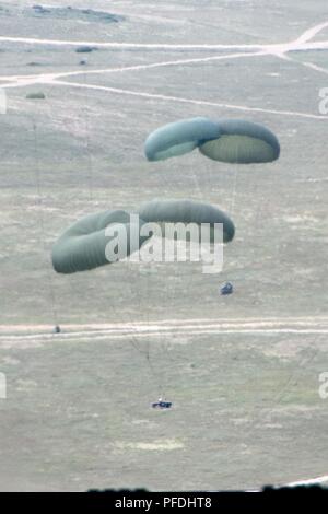 Deux Humvees sont parachutés au cours de l'effort de grève à baïonnette, 12 juin 2018 à la Casa de Campo, Saragosse, Espagne. Les membres de la California Air National Guard's 204e Escadron de transport aérien largués de l'équipement et plus de 70 membres de l'armée américaine 1er Bataillon, 503e Régiment d'infanterie, 173e Brigade aéroportée et l'armée espagnole Brigade aéroportée pour une opération de l'entrée forcée. L'opération a été une exigence de formation pour les soldats, les qualifiant d'assembler et déployer rapidement pratiquement n'importe où dans le théâtre européen. Banque D'Images