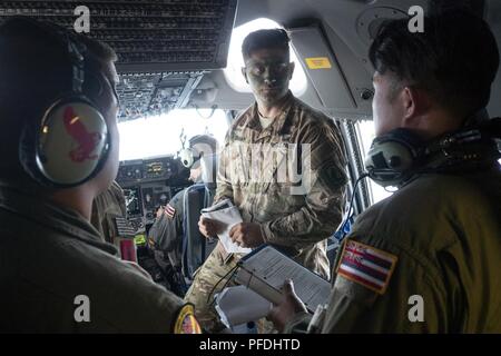 La 1ère Armée américaine, le lieutenant Ross Demay, 1er bataillon du 503e Régiment d'infanterie, 173e Brigade aéroportée de saut, parle avec l'équipage de l'Hawaii Air National Guard au cours de l'effort de grève à baïonnette 12 juin 2018, alors qu'il volait à Casa de Campo, Saragosse, Espagne. Plus de 70 soldats de l'armée espagnole et Airborne Brigade parachutistes ont été largués pour une opération de l'entrée forcée. L'opération a été une exigence de formation pour les soldats, les qualifiant d'assembler et déployer rapidement pratiquement n'importe où dans le théâtre européen. Banque D'Images