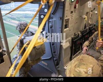 Une armée américaine 1er Bataillon, 503e Régiment d'infanterie, 173e Brigade aéroportée soldat exécute un saut en baïonnette au cours de l'exercice le 13 juin 2018, grève, plus de Juliet Drop Zone, Italie. Le saut a eu lieu avec des membres de l'armée italienne 186ème Régiment aéroporté du Canada Forlgore Brigade sur un C-17 Globemaster III, exploité par la New York Air National Guard's 204e Escadron de transport aérien. La formation était axée sur l'amélioration de normes de fonctionnement avec l'OTAN et d'autres avions de l'Air Mobility Command ainsi que le développement des compétences techniques. Banque D'Images