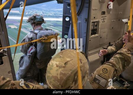 Une armée américaine 1er Bataillon, 503e Régiment d'infanterie, 173e Brigade aéroportée soldat exécute un saut en baïonnette au cours de l'exercice le 13 juin 2018, grève, plus de Juliet Drop Zone, Italie. Le saut a eu lieu avec des membres de l'armée italienne 186ème Régiment aéroporté du Canada Forlgore Brigade sur un C-17 Globemaster III, exploité par la New York Air National Guard's 204e Escadron de transport aérien. La formation était axée sur l'amélioration de normes de fonctionnement avec l'OTAN et d'autres avions de l'Air Mobility Command ainsi que le développement des compétences techniques. Banque D'Images