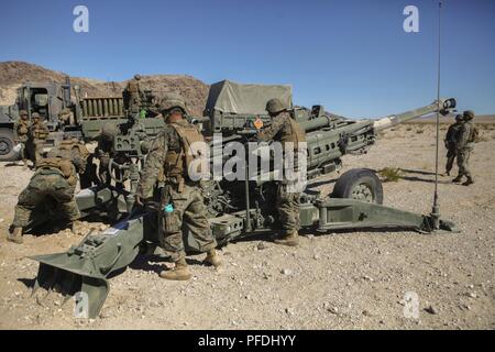 Marines avec Mike Batterie, 3e Bataillon, 14e Régiment de Marines, 4e Division de marines, de mener des exercices d'incendie à sec en prévision de leur shoot tir direct au cours de l'exercice 4-18 Formation intégrée. L'ITX 4-18 est un live-le-feu et la manœuvre un exercice visant à former des bataillons et des unités de la taille d'escadron dans les tactiques, les techniques et procédures nécessaires pour assurer un développement durable et prêt réserve opérationnelle pour l'emploi dans tout le spectre de la crise et l'emploi dans le monde. Banque D'Images