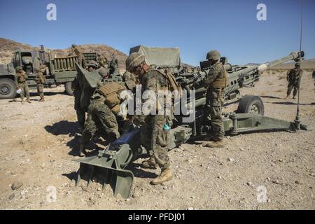 Marines avec Mike Batterie, 3e Bataillon, 14e Régiment de Marines, 4e Division de marines, conduite incendie à sec les répétitions en vue de la préparation d'un tournage de tir direct au cours d'une formation intégrée dans l'exercice 4-18 Twentynine Palms, California, 13 juin 2018. L'ITX 4-18 est un live-le-feu et la manœuvre un exercice visant à former des bataillons et des unités de la taille d'escadron dans les tactiques, les techniques et procédures nécessaires pour assurer un développement durable et prêt réserve opérationnelle pour l'emploi dans tout le spectre de la crise et l'emploi dans le monde. Banque D'Images