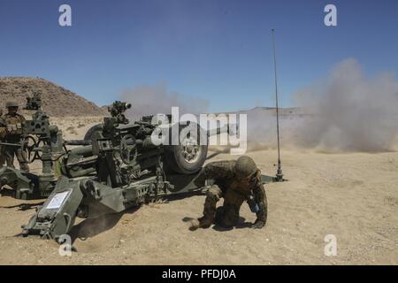 Marines avec Mike Batterie, 3e Bataillon, 14e Régiment de Marines, 4e Division de marines, de mener une analyse de tir direct au cours d'une formation intégrée dans l'exercice 4-18 Twentynine Palms, California, 13 juin 2018. L'ITX 4-18 est un live-le-feu et la manœuvre un exercice visant à former des bataillons et des unités de la taille d'escadron dans les tactiques, les techniques et procédures nécessaires pour assurer un développement durable et prêt réserve opérationnelle pour l'emploi dans tout le spectre de la crise et l'emploi dans le monde. Banque D'Images