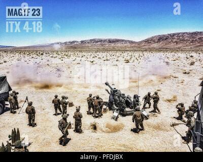 Marines avec Mike Batterie, 3e Bataillon, 14e Régiment de Marines, 4e Division de marines, de mener une analyse de tir direct au cours d'une formation intégrée dans l'exercice 4-18 Twentynine Palms, California, 13 juin 2018. L'ITX 4-18 est un live-le-feu et la manœuvre un exercice visant à former des bataillons et des unités de la taille d'escadron dans les tactiques, les techniques et procédures nécessaires pour assurer un développement durable et prêt réserve opérationnelle pour l'emploi dans tout le spectre de la crise et l'emploi dans le monde. Banque D'Images