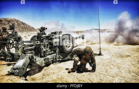 Marines avec Mike Batterie, 3e Bataillon, 14e Régiment de Marines, 4e Division de marines, de mener une analyse de tir direct au cours d'une formation intégrée dans l'exercice 4-18 Twentynine Palms, California, 13 juin 2018. L'ITX 4-18 est un live-le-feu et la manœuvre un exercice visant à former des bataillons et des unités de la taille d'escadron dans les tactiques, les techniques et procédures nécessaires pour assurer un développement durable et prêt réserve opérationnelle pour l'emploi dans tout le spectre de la crise et l'emploi dans le monde. Banque D'Images