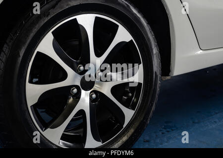 Belle voiture moderne Alloy Wheels. Banque D'Images