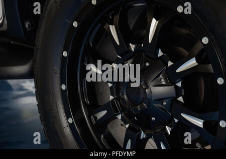 Belle voiture moderne Alloy Wheels. Banque D'Images