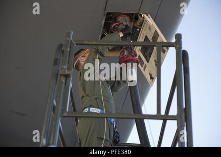 Le s.. Nicholas Kinzer, 660 e Escadron de maintenance des aéronefs en vol KC-10 Extender, chef d'équipe adjoint services un KC-10 avant une mission de ravitaillement dans le théâtre du Pacifique à Eielson Air Force Base, en Alaska, le 2 juin 2018. Kinzer a servi comme l'un des deux chefs d'équipage sur le KC-10 pour une mission de ravitaillement de cinq jours. Les chefs d'équipage de vol sont responsables du maintien d'aéronef au cours de missions que la maison mère de l'avion. Banque D'Images