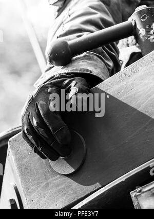 L'armée américaine et l'armée des soldats de la Réserve sont constamment photographié au cours de l'exercice multinational grève 18 Sabre, mais rarement les photographies de présenter les deux parties du corps responsables de la réalisation du travail : la main du soldat. Ici, un soldat fait une pause avant d'entrer un point de contrôle près de la frontière lituanienne. Grève de sabre depuis longtemps de l'Europe de l'armée américaine a conduit à l'exercice de formation intégrée qui aide à faciliter la coopération entre les États-Unis, l'Estonie, la Lettonie, la Lituanie, la Pologne et d'autres pays alliés et les pays partenaires, 3-15 juin Banque D'Images