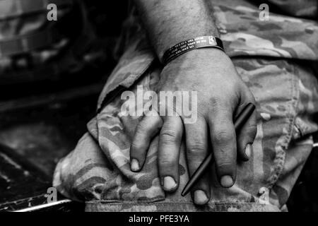 L'armée américaine et l'armée des soldats de la Réserve sont constamment photographié au cours de l'exercice multinational grève 18 Sabre, mais rarement les photographies de présenter les deux parties du corps responsables de la réalisation du travail : la main du soldat. Ici, un soldat se prépare pour copier des informations importantes à un convoi de contrôle près de Bemowo Piskie, Pologne. Grève de sabre depuis longtemps de l'Europe de l'armée américaine a conduit à l'exercice de formation intégrée qui aide à faciliter la coopération entre les États-Unis, l'Estonie, la Lettonie, la Lituanie, la Pologne et d'autres pays alliés et les pays partenaires, 3-15 juin Banque D'Images