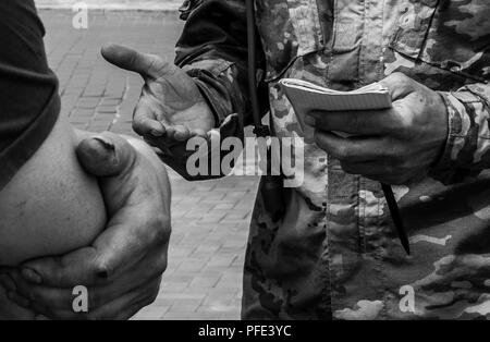 L'armée américaine et l'armée des soldats de la Réserve sont constamment photographié au cours de l'exercice multinational grève 18 Sabre, mais rarement les photographies de présenter les deux parties du corps responsables de la réalisation du travail : la main du soldat. Ici, un soldat obtient atmosphériques en Lituanie au cours d'un engagement civil. Grève de sabre depuis longtemps de l'Europe de l'armée américaine a conduit à l'exercice de formation intégrée qui aide à faciliter la coopération entre les États-Unis, l'Estonie, Lettonie, Lituanie, Pologne et 19 autres pays alliés et les pays partenaires, 3-15 juin. Banque D'Images