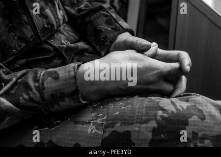 L'armée américaine et l'armée des soldats de la Réserve sont constamment photographié au cours de l'exercice multinational grève 18 Sabre, mais rarement les photographies de présenter les deux parties du corps responsables de la réalisation du travail : la main du soldat. Ici, un soldat de la coopération civile-militaire de l'armée américaine aide les soldats de réserve lors d'un engagement avec la Croix-Rouge lituanienne. Grève de sabre depuis longtemps de l'Europe de l'armée américaine a conduit à l'exercice de formation intégrée qui aide à faciliter la coopération entre les États-Unis, l'Estonie, la Lettonie, la Lituanie, la Pologne et d'autres pays alliés et les pays partenaires, 3-15 juin Banque D'Images