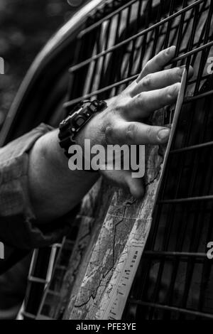 L'Armée américaine, de la réserve de l'armée, et des soldats de la nation hôte sont constamment photographié au cours de l'exercice multinational grève 18 Sabre, mais rarement les photographies de présenter les deux parties du corps responsables de la réalisation du travail : la main du soldat. Ici, un soldat polonais convoi reviews au cours d'une exercice de contrôle de mouvement. Grève de sabre depuis longtemps de l'Europe de l'armée américaine a conduit à l'exercice de formation intégrée qui aide à faciliter la coopération entre les États-Unis, l'Estonie, la Lettonie, la Lituanie, la Pologne et d'autres pays alliés et les pays partenaires, 3-15 juin Banque D'Images