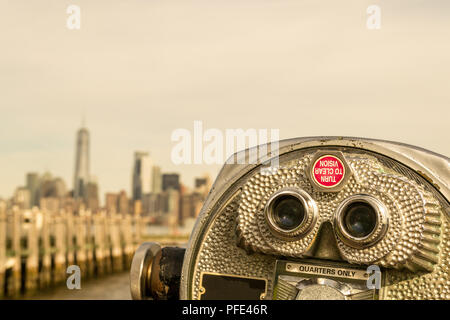 Les jumelles dans Liberty Island en direction de Manhattan Banque D'Images