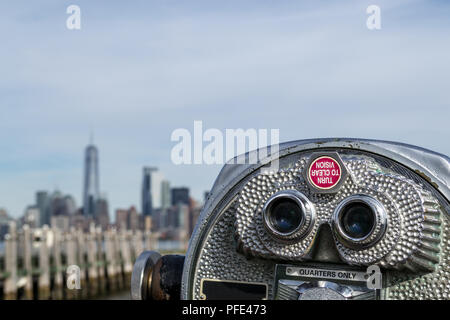 Les jumelles dans Liberty Island en direction de Manhattan Banque D'Images