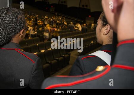 Matthew C. Perry Officiers Subalternes de réserve de la garde couleur regarder comme invités prendre place avant de Matthew C. Perry High School's diplômes à Marine Corps Air Station (MCAS) Iwakuni, Japon, le 8 juin 2018. Les 39 diplômés ont été la première promotion de passer une année entière à la station aérienne de neuf Matthew C. Perry High School building. La nouvelle école a été construite à l'appui de la population croissante de MCAS Iwakuni. Banque D'Images