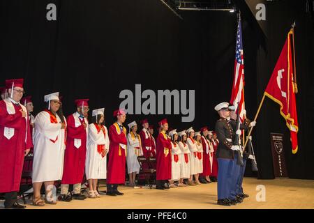 Le Matthew C. Perry Réserve Junior Officer Training Corps garde couleur Couleurs d'affichage "Le Star Spangled Banner" au Marine Corps Air Station (MCAS) Iwakuni, Japon, le 8 juin 2018. Les 39 diplômés ont été la première promotion de passer une année entière à la station aérienne de neuf Matthew C. Perry High School building. La nouvelle école a été construite à l'appui de la population croissante de MCAS Iwakuni. Banque D'Images