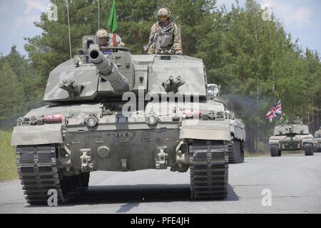 Des soldats britanniques, attribué à Queen's Royal Hussars, compléter le shoot-off au défi du réservoir est d'une Europe à la 7e formation de l'Armée de la commande Zone d'entraînement Grafenwoehr, Allemagne, June 08, 2018. L'Europe de l'armée américaine et l'armée allemande co-hôte de la troisième Europe forte Défi Réservoir à Grafenwoehr Secteur d'entraînement, 3 juin - 8, 2018. L'Europe forte Tank est un événement annuel de formation conçus pour donner aux pays participants une dynamique, productif et agréable pour favoriser les partenariats militaires, forment les relations au niveau du soldat, et de partager des tactiques, techniques et procédures. Banque D'Images