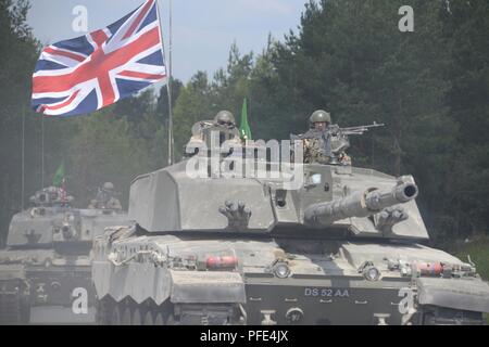 Des soldats britanniques, attribué à Queen's Royal Hussars, compléter le shoot-off au défi du réservoir est d'une Europe à la 7e formation de l'Armée de la commande Zone d'entraînement Grafenwoehr, Allemagne, June 08, 2018. L'Europe de l'armée américaine et l'armée allemande co-hôte de la troisième Europe forte Défi Réservoir à Grafenwoehr Secteur d'entraînement, 3 juin - 8, 2018. L'Europe forte Tank est un événement annuel de formation conçus pour donner aux pays participants une dynamique, productif et agréable pour favoriser les partenariats militaires, forment les relations au niveau du soldat, et de partager des tactiques, techniques et procédures. Banque D'Images