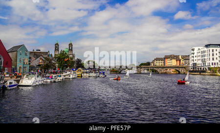 La rivière Shannon en Irlande Athlone sur une journée ensoleillée avec des bateaux et la marina. Athlone est au centre de l'Irlande. Banque D'Images