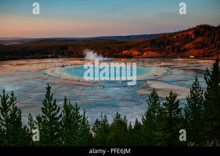 Coucher du Soleil vue paysage du Grand Prismatic Spring à Yellowstone National Park, États-Unis Banque D'Images