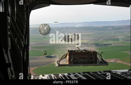 Un système de livraison de conteneurs gouttes ensemble hors d'un C-17 Globemaster III au cours de l'effort de guerre à la Rainier Rainier Drop Zone près de Moses Lake, Washington, 6 juin 2018. Dix-huit C-17 et 3 KC-135 Stratotankers Champ de McChord Air Mobility Command, d'autres bases et l'Australie ont participé à la guerre d'Italie. Banque D'Images