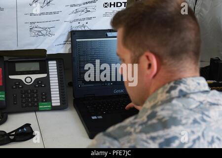 Le s.. Bartley Henriques, cyber transports technicien en charge de la lutte contre le 1er Escadron de communication travaille sur un ordinateur à la 31e base aérienne tactique dans Poznan-Krzesiny, Pologne, le 8 juin 2018. Pour Sabre et BALTOPS Grève, CBCS 1 a plus de 30 employés assurant des communications à six endroits différents. Banque D'Images