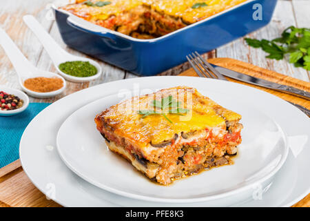 Partie de la moussaka délicieux décoré de persil cuit pour recette authentique, sur les plaques et dans le gratin de la peinture blanche, vue depuis l'ab conseils Banque D'Images