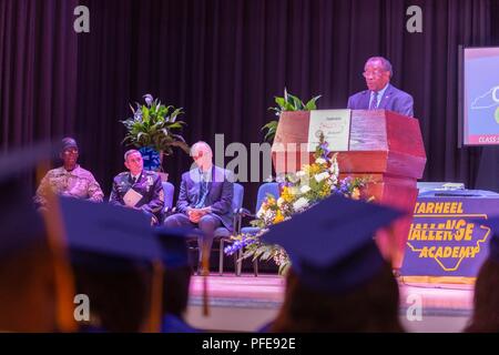 NCNG Tarheel Académie Défi Cérémonie de remise des diplômes, accueillie à la comté de Sampson Centre Agri-Exposition à Clinton, Caroline du Nord, 08 juin 2018.L'Académie Défi Tarheel 22 semaines en résidence phase, organisée à l'académie's Salemburg campus, vise à récupérer les décrocheurs en difficulté en leur enseignant les compétences nécessaires pour devenir des citoyens productifs. Le programme se concentre sur l'entraînement physique et des universitaires, et inclut une GED Programme du diplôme. Après l'obtention du diplôme, les cadets participeront à une phase de mentorat d'un an. Banque D'Images