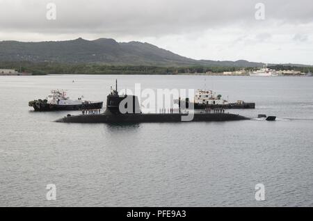 POINT POLARIS, Guam (10 juin 2018) - un sous-marin de la Force d'autodéfense maritime Japon JS Soryu (SS-501) est tiré à côté de l'offre sous-marin USS Frank (40) pour un touch-and-go, le 10 juin de l'exercice. Frank, l'avant-déployé à Guam, réparations, réarme et reprovisions U.S. Naval Forces déployées dans la région Indo-Pacifique. Banque D'Images