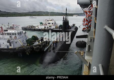 POINT POLARIS, Guam (10 juin 2018) - le Japon d'autodéfense maritime sous-mariniers moor le sous-marin JS Soryu (SS-501) aux côtés des offres sous-marin USS Frank (40) pour un touch-and-go, le 10 juin de l'exercice. Frank, l'avant-déployé à Guam, réparations, réarme et reprovisions U.S. Naval Forces déployées dans la région Indo-Pacifique. Banque D'Images