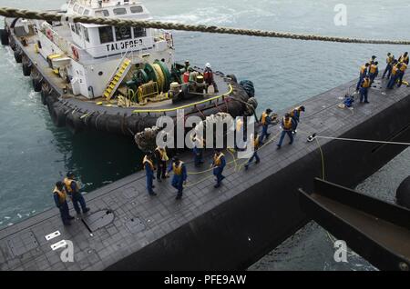 POINT POLARIS, Guam (10 juin 2018) - le Japon d'autodéfense maritime sous-mariniers moor le sous-marin JS Soryu (SS-501) aux côtés des offres sous-marin USS Frank (40) pour un touch-and-go, le 10 juin de l'exercice. Frank, l'avant-déployé à Guam, réparations, réarme et reprovisions U.S. Naval Forces déployées dans la région Indo-Pacifique. Banque D'Images