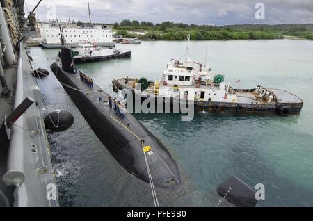 POINT POLARIS, Guam (10 juin 2018) - le Japon d'autodéfense maritime sous-mariniers moor le sous-marin JS Soryu (SS-501) aux côtés des offres sous-marin USS Frank (40) pour un touch-and-go, le 10 juin de l'exercice. Frank, l'avant-déployé à Guam, réparations, réarme et reprovisions U.S. Naval Forces déployées dans la région Indo-Pacifique. Banque D'Images