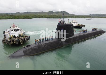 POINT POLARIS, Guam (10 juin 2018) - un sous-marin de la Force d'autodéfense maritime Japon JS Soryu (SS-501) est arraché du câble sous-marin USS Frank d'offres (40) après un touch-and-go, le 10 juin de l'exercice. Frank, l'avant-déployé à Guam, réparations, réarme et reprovisions U.S. Naval Forces déployées dans la région Indo-Pacifique. Banque D'Images