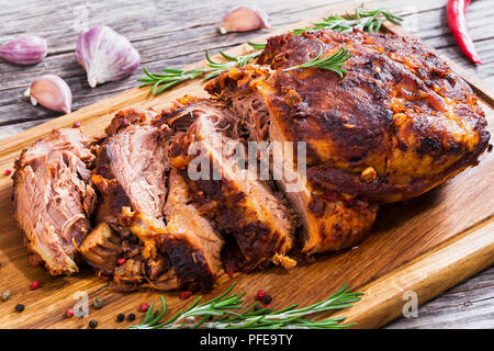 Gros morceau De Oven-Barbecued mijotés sur l'épaule de porc hacher avec un mélange de poivre, de romarin et d'ail, vue de dessus, close-up Banque D'Images