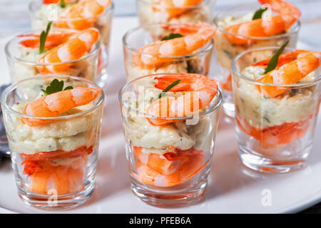 Les Crevettes cocktail délicieux avec les tireurs de mayonnaise sauce épicée décoré de feuilles de persil sur le plateau blanc pour un dîner de fête ou Banque D'Images