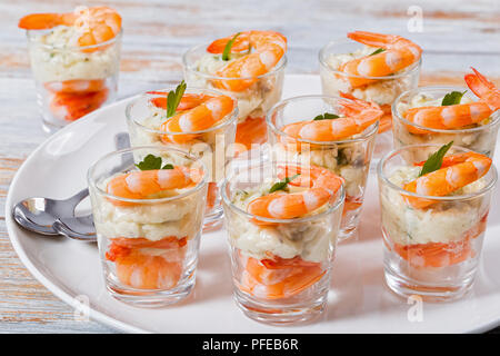 Les Crevettes cocktail délicieux avec les tireurs de mayonnaise sauce épicée décoré de feuilles de persil sur le plateau blanc pour un dîner de fête ou Banque D'Images