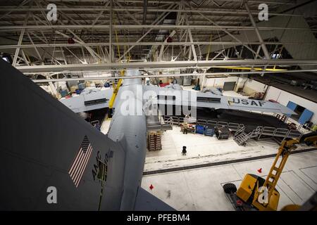 Un KC-135 se trouve dans le dock de soutien de la maintenance tout en hangar 141e et 92e Escadrons d'entretien travail pendant une inspection isochrones 5 juin 2018 à Fairchild Air Force Base, dans l'état de la marine à partir de 11 différentes spécialités d'achever le processus de démontage, inspection, réparation et parfois la modification de l'aéronef au cours de l'inspection des isochrones. Banque D'Images