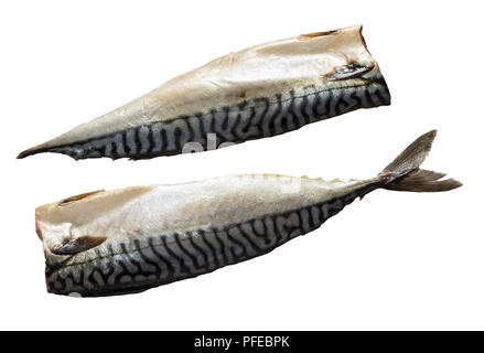 Deux matières filets de maquereau frais poisson isolé sur fond blanc, close-up Banque D'Images