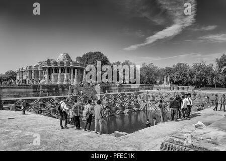 Mehsana District,Gujarat, Inde- Décembre 05, 2014 Une vue complète de Sabha Mandap Guda Mandapa et d'un réservoir, qui est également connu comme Ramakunda O Banque D'Images