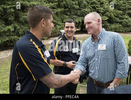 Commande Marine Sgt. Le Major Paul McKenna, le Commandement de la défense aérospatiale de l'Amérique du Nord et le Commandement du Nord des États-Unis s'enrôle Senior Leader se félicite de la Royal Australian Air Force, officier pilote Nathan Parker et de la Royal Australian Army' Nathan Whittington à sa résidence sur la base aérienne Peterson, Colorado, le 3 juin 2018. Le Sgt. Le major McKenna a accueilli les athlètes et leurs familles du département de la Défense Warrior Jeux étant déroulés à l'U.S. Air Force Academy. Cette année, les jeux flash disponibles près de 300 blessés, malades et blessés militaires et anciens combattants représentant l'armée américaine, Marine Corps Banque D'Images