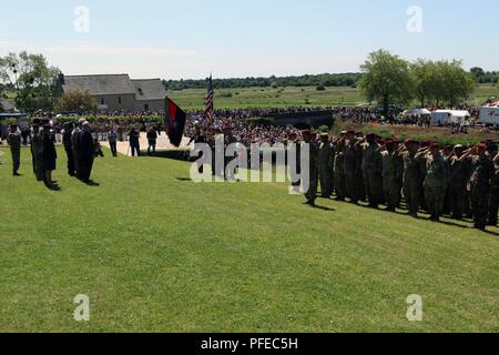 Parachutistes de la 82e Division aéroportée de l'armée américaine et d'autres unités aéroportées parachutistes avec d'autres nations et d'invités spéciaux, salut au cours de l'Amérique du Nord et d'autres hymnes nationaux du pays au cours de la cérémonie d'Iron Mike 3 juin 2018, à l'extérieur de la ville de Sainte-Mère-Eglise près du pont de la fiere de Normandie, France. L'événement a attiré plus de 1 000 spectateurs venus de France, d'Amérique et d'autres pays. Banque D'Images