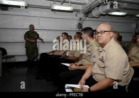 POINT POLARIS, Guam (30 mai 2018) - Hôpital Corpsman 3e classe Jason Ricketts, droite, assiste à un maître de deuxième classe Selectee Cours de formation en leadership à bord du sous-marin USS Frank offres câble (40). Frank, câble à Guam déployées à l'avant, les réparations, réarme et reprovisions U.S. Naval Forces déployées dans la région Indo-Pacifique. Banque D'Images