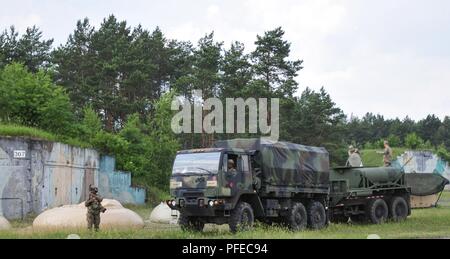 226e compagnie d'approvisionnement Composite un chameau de remplissage d'eau de l'unité système Pod pendant 2d'un régiment de cavalerie, le 2 juin, convoi, Powdiz la Pologne. Le 226e Le SCC se sert du Système de purification d'eau tactique, connu sous le nom de TWIPS, il peut produire jusqu'à 1 500 litres d'eau potable par heure. Grève de sabre 18 continue d'accroître la capacité des pays participants d'effectuer une gamme complète d'opérations militaires. (La Garde nationale du Mississippi Banque D'Images