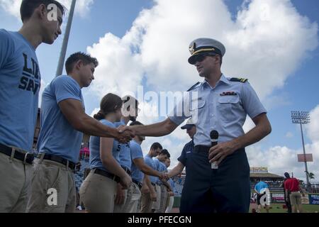 Le lieutenant J.G. Jonathan Dietrich, membre de l'équipage de la garde-côte de Resolute, félicite les 13 nouveaux candidats de la Garde côtière canadienne Bureau de recrutement de Tampa Bay, en Floride, le samedi, Juin 2, 2018 après leur serment d'engagement au cours de la Batteuse Clearwater's soirée de reconnaissance au stade du spectre à Clearwater, en Floride. Banque D'Images