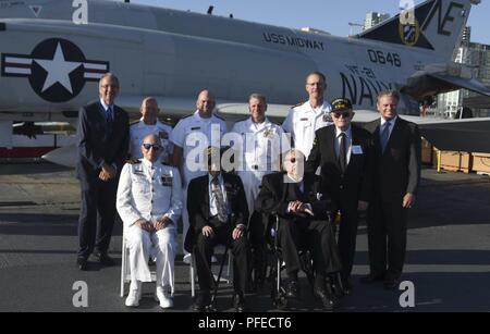 SAN DIEGO (2 juin 2018) Vice-amiral. DeWolfe H. Miller III, commandant des Forces aériennes, navales et commandant de la Marine, Armée de l'air, Flotte américaine du Pacifique, à l'arrière, deuxième à gauche, Vice-Adm. John D. Alexander, commandant de la flotte américaine, 3e, à l'arrière, troisième à partir de la gauche, Vice-Adm. Richard A. Brown, commandant de la marine, des forces de surface, à l'arrière, quatrième à partir de la gauche et arrière Adm. Yancy B. Lindsey, commandant de la Marine, au sud-ouest de la région, dernière rangée troisième de droite posent pour une photo avec les anciens combattants de la Bataille de Midway et l'USS Midway Museum représentants durant la bataille de Midway événement commémoratif à bord du USS Midway Museum. La Chauve-souris Banque D'Images