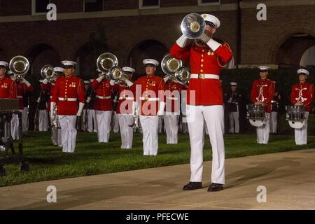 Brice caporal clairon, Bach, "le propre" du Commandant de la Marine américaine Drum & Bugle Corps, effectue un solo pendant la Parade du vendredi soir chez Marine Barracks Washington, 1 juin 2018. L'hébergement pour le défilé officiel était le Lieutenant Général Rex McMillian, général commandant des Forces maritimes, réserver et Forces maritimes au nord, et l'invité d'honneur était le lieutenant-général à la retraite Robert M. Shea, président de la Marine Toys for Tots Foundation Conseil d'administration et président-directeur général de l'Armed Forces Communications and Electronics Association. (Marine Corps Officiel Banque D'Images