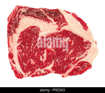 Bifteck de faux-filet de boeuf cru isolé sur fond blanc, vue de dessus, close-up Banque D'Images